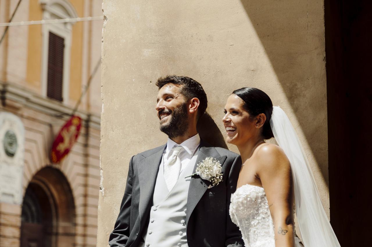 sposi che sorridono- compatibilità segni zodiacali