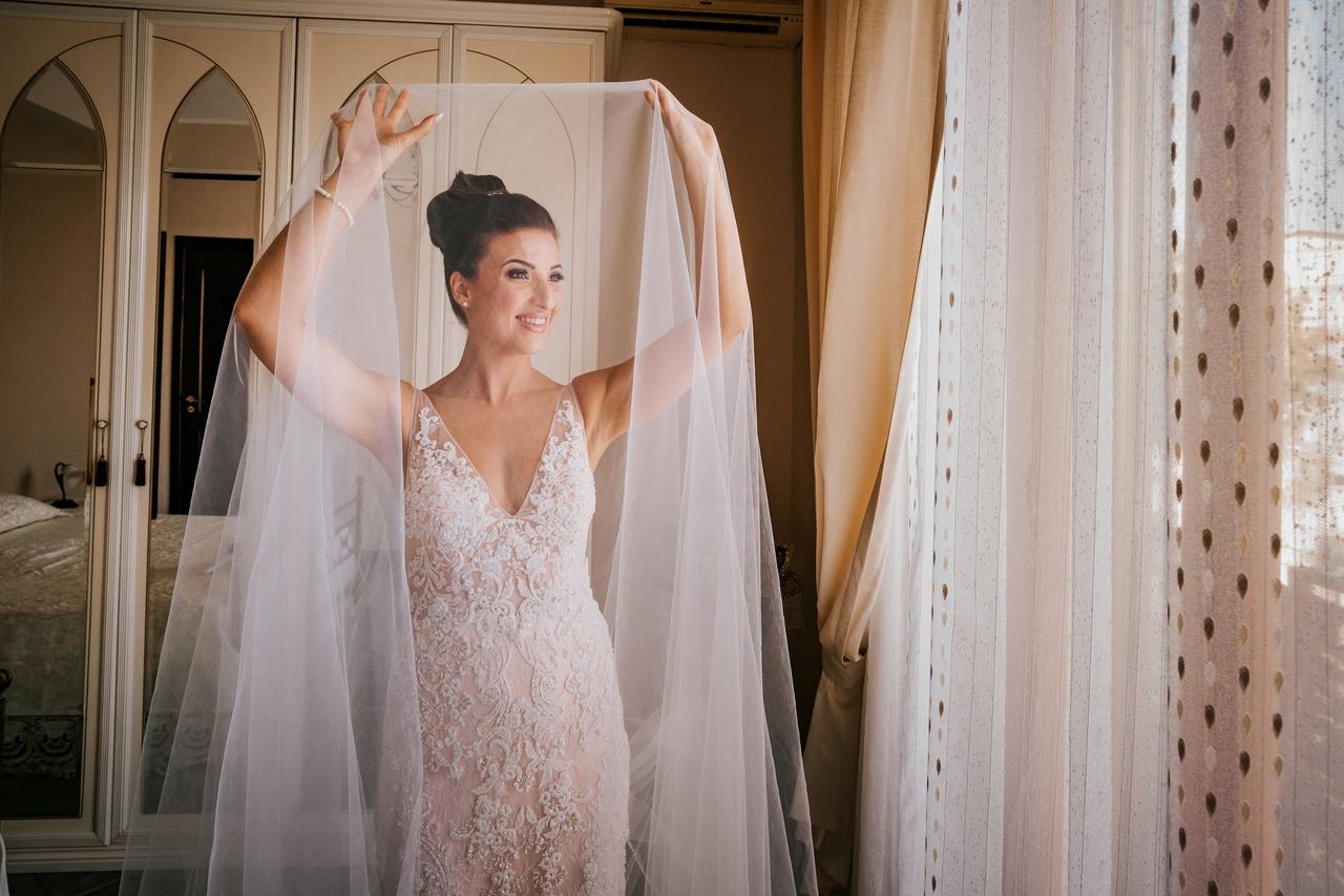 sposa che indossa il velo