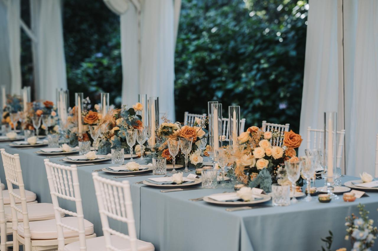 tavolo imperiale matrimonio con tovaglia azzurra e fiori arancioni