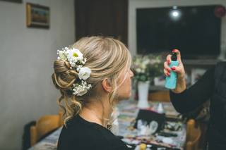 roselline bianche nel semiraccolto con fiori sposa bionda