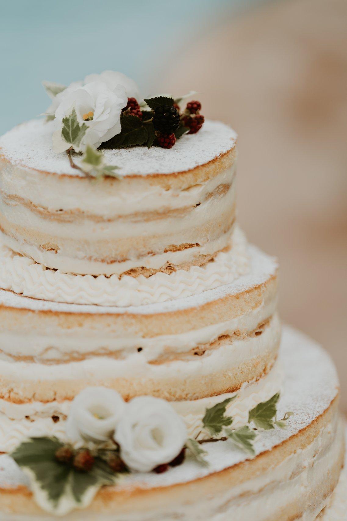naked cake con frutti per matrimonio civile