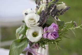 sedie cerimonia nuziale con fiori di lavanda