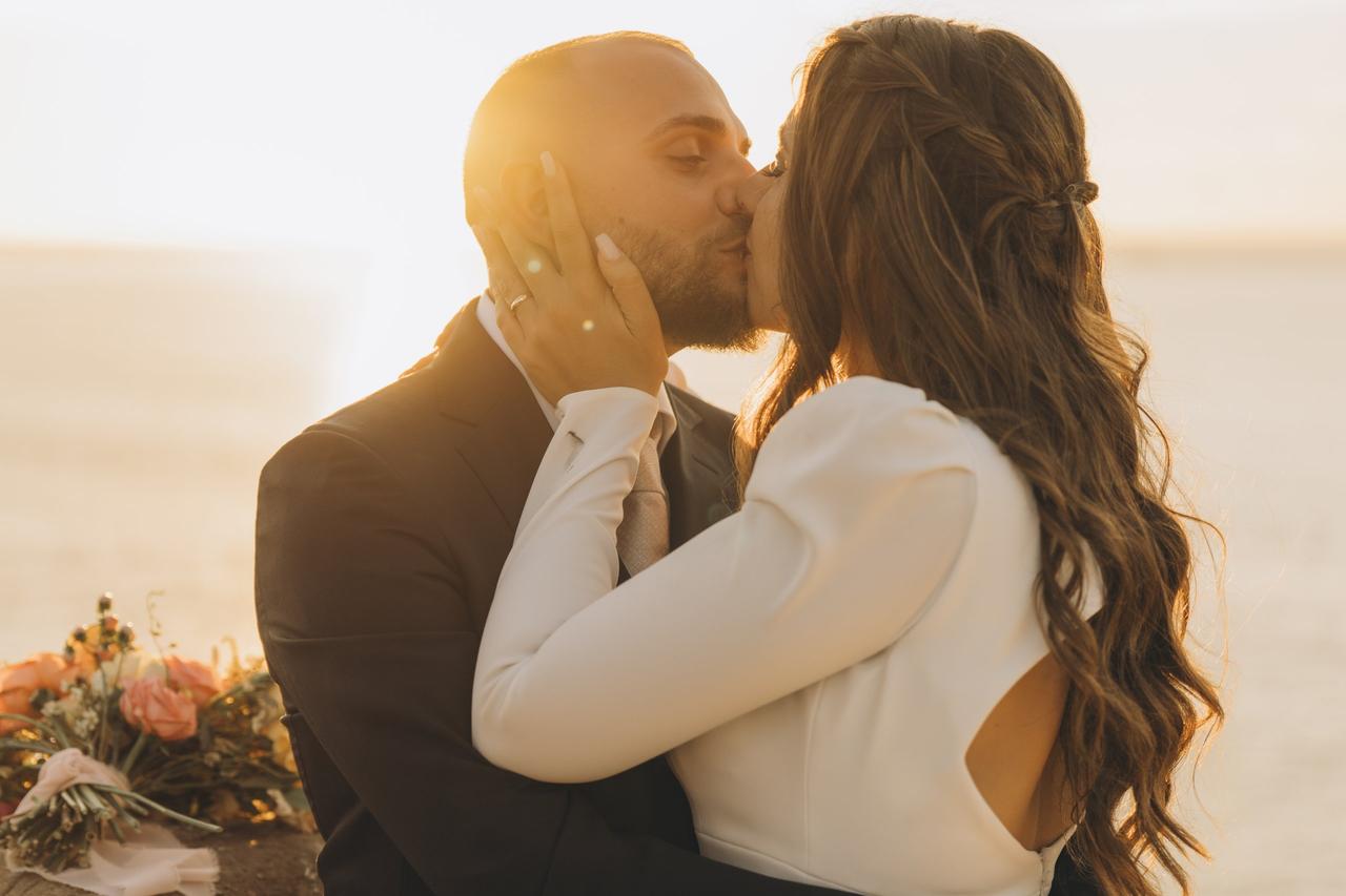 sposi che si baciano- auguri di buon compleanno per il marito