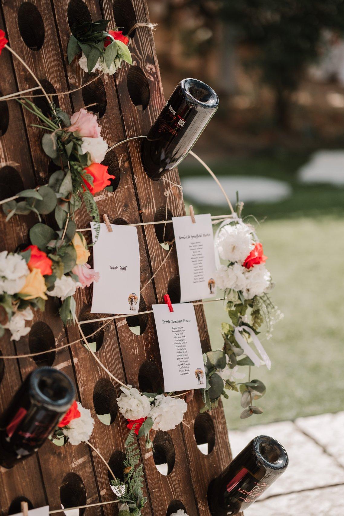 tableau mariage originali con bottiglie e fiori