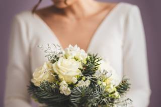 sposa che tiene in mano il bouquet autunnale in total white