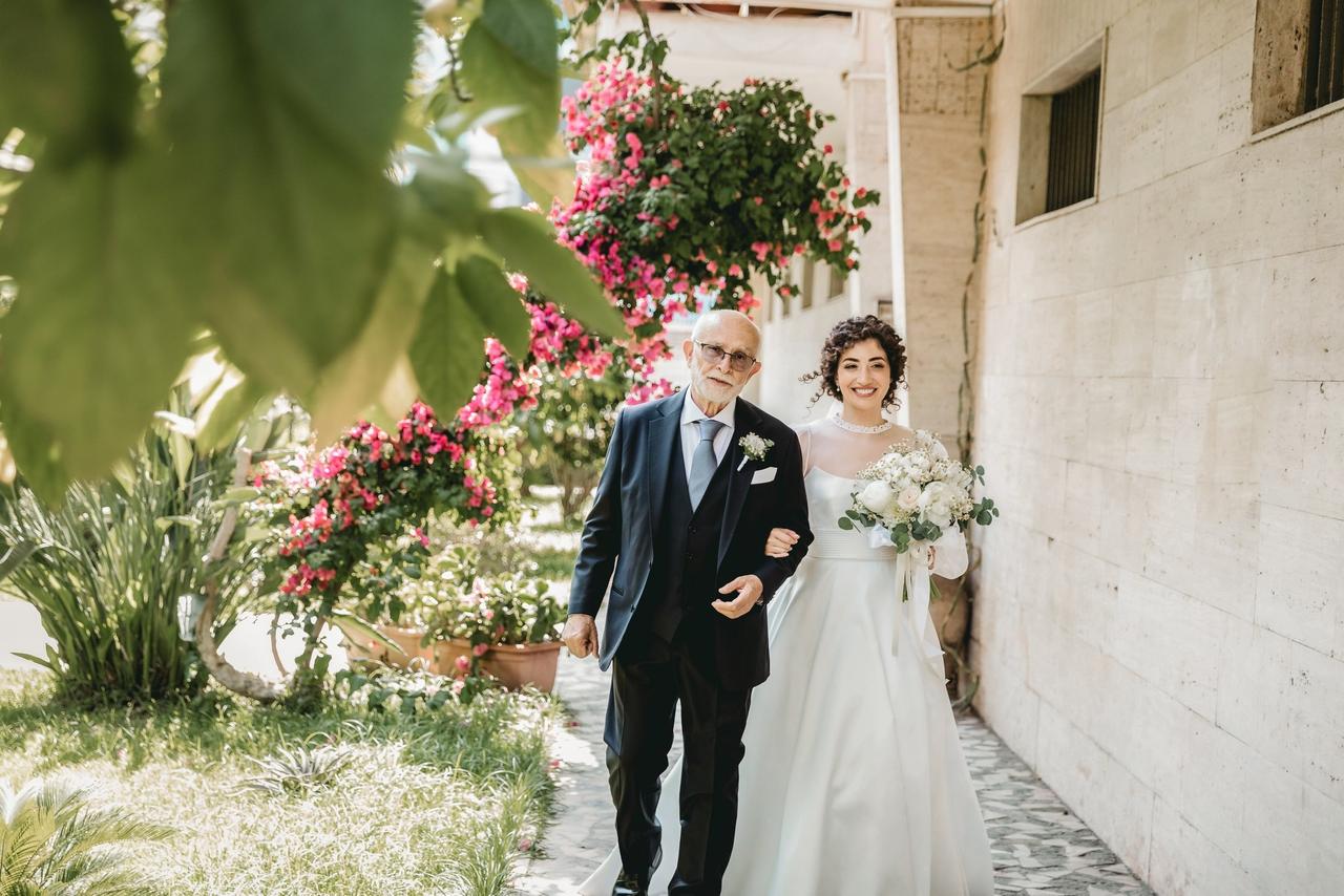 sposa accompagnata da suo padre