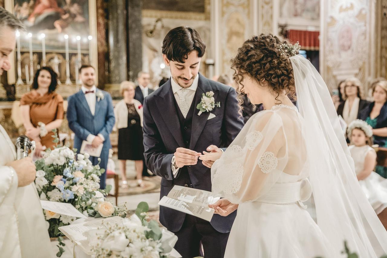 sposa che sorregge il libretta delle letture matrimonio