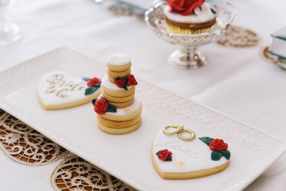 biscotti per promessa di matrimonio in pasta frolla con glassa di zucchero bianca