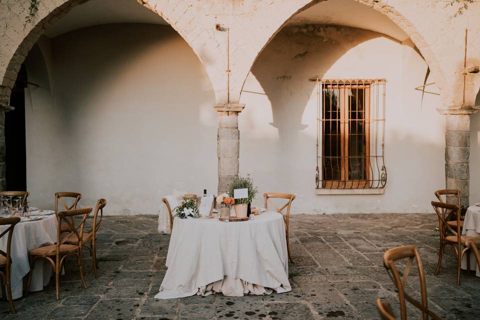 tavoli rotondi per matrimonio all'aperto