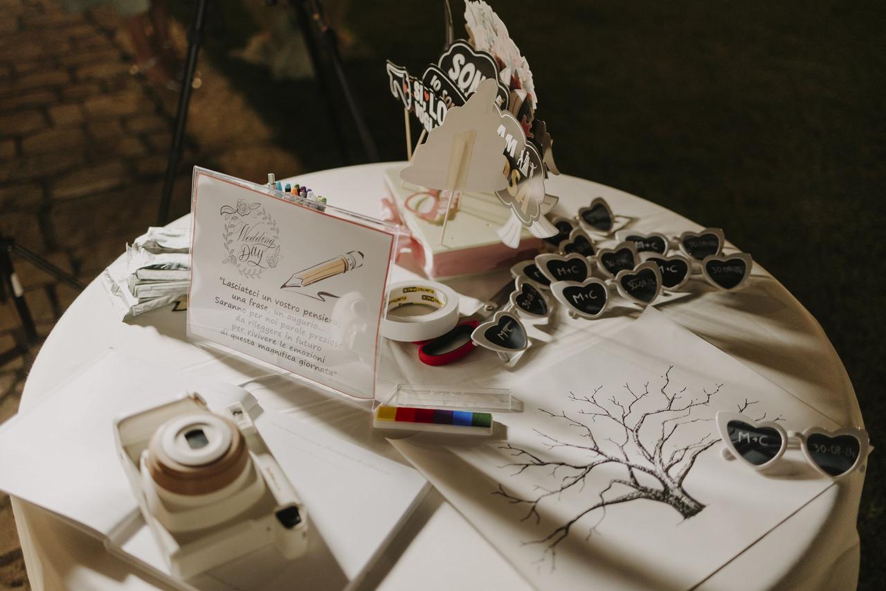 allestimento guestbook matrimonio con occhiali da sole e polaroid