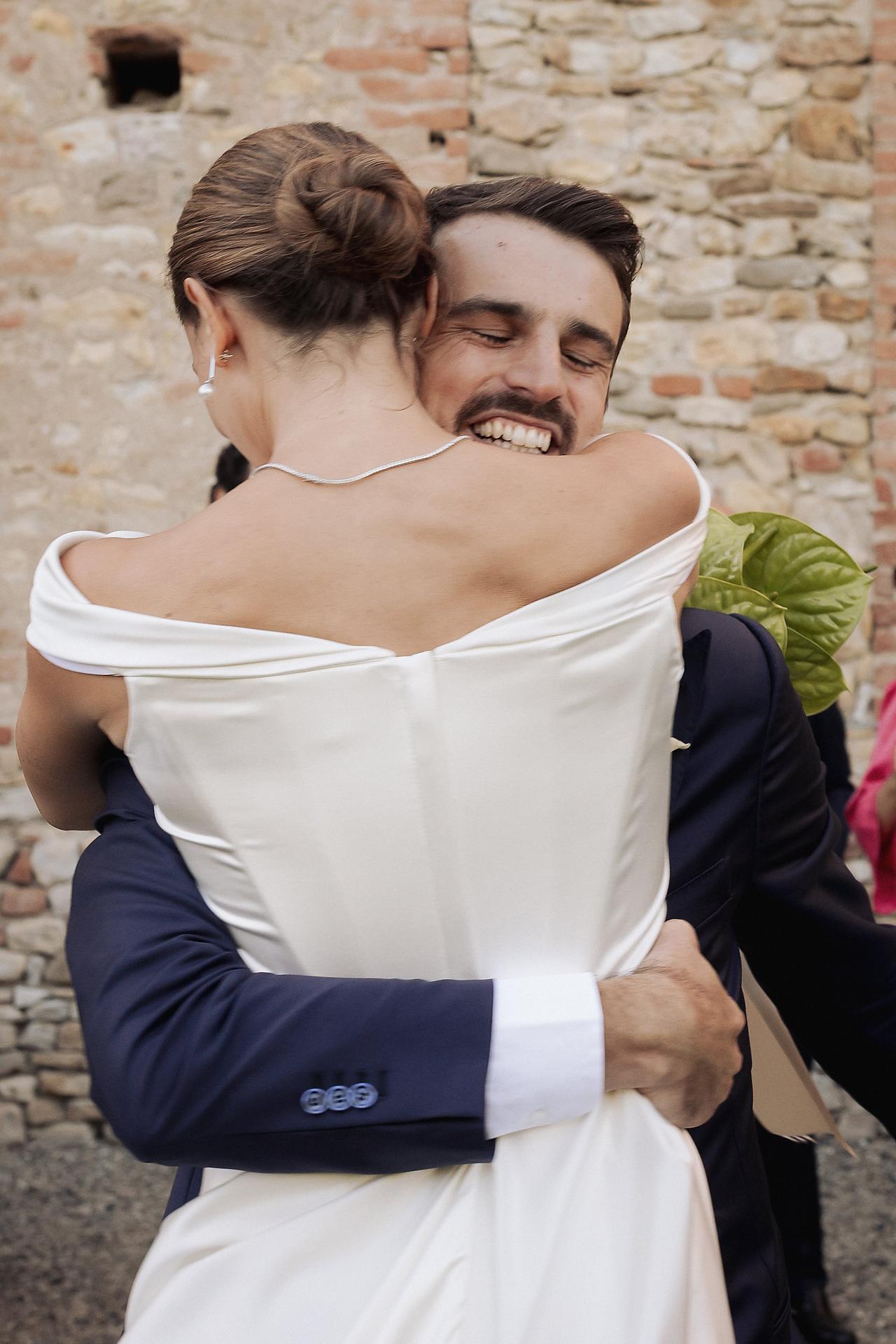 coppia di sposi che si abbraccia forte- tipi di abbracci
