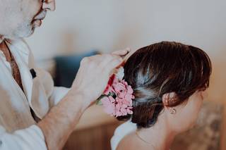 acconciatura raccolto basso chignon con fiore