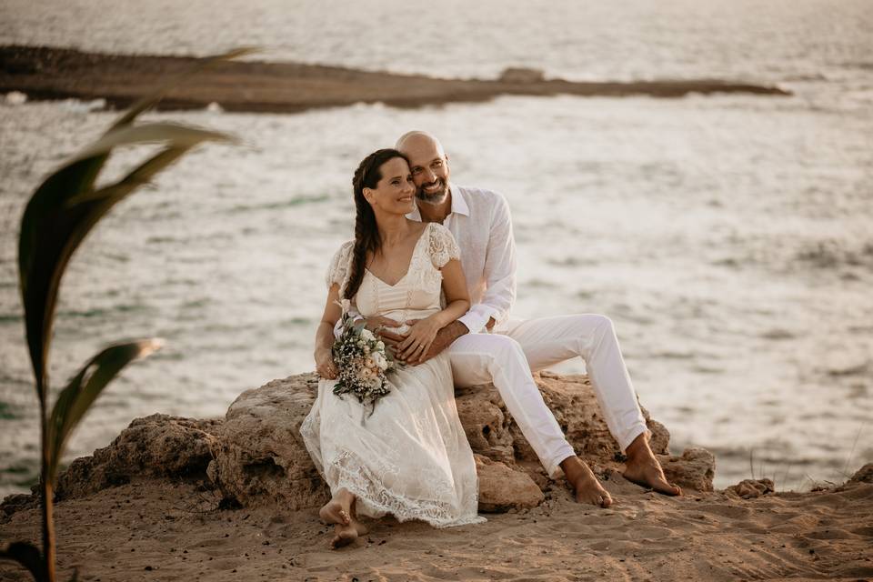 sposo e sposa in abiti casusal su una spiaggia