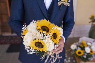 bouquet da sposa con girasoli e peonie