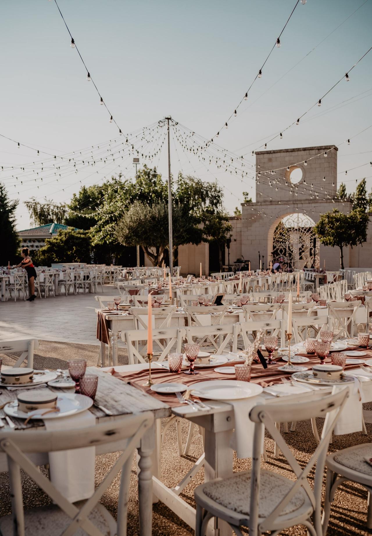 allestimento tavoli e luminarie per matrimonio stile sagra- stili matrimonio