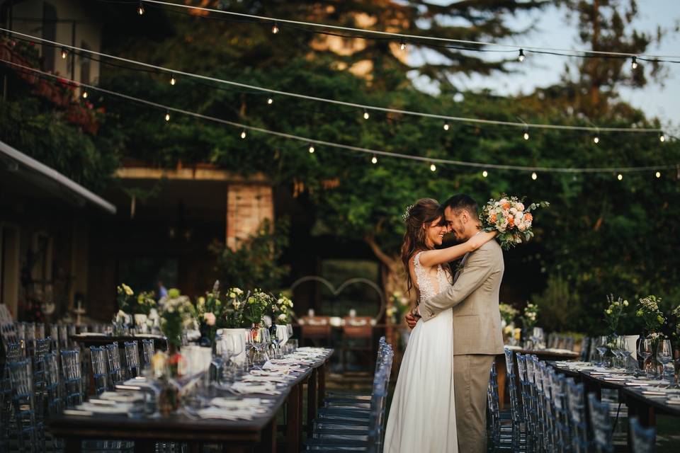 matrimoni all'aperto - sposi abbracciati