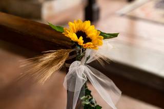 decorazioni floreali con girasoli per le panche della chiesa