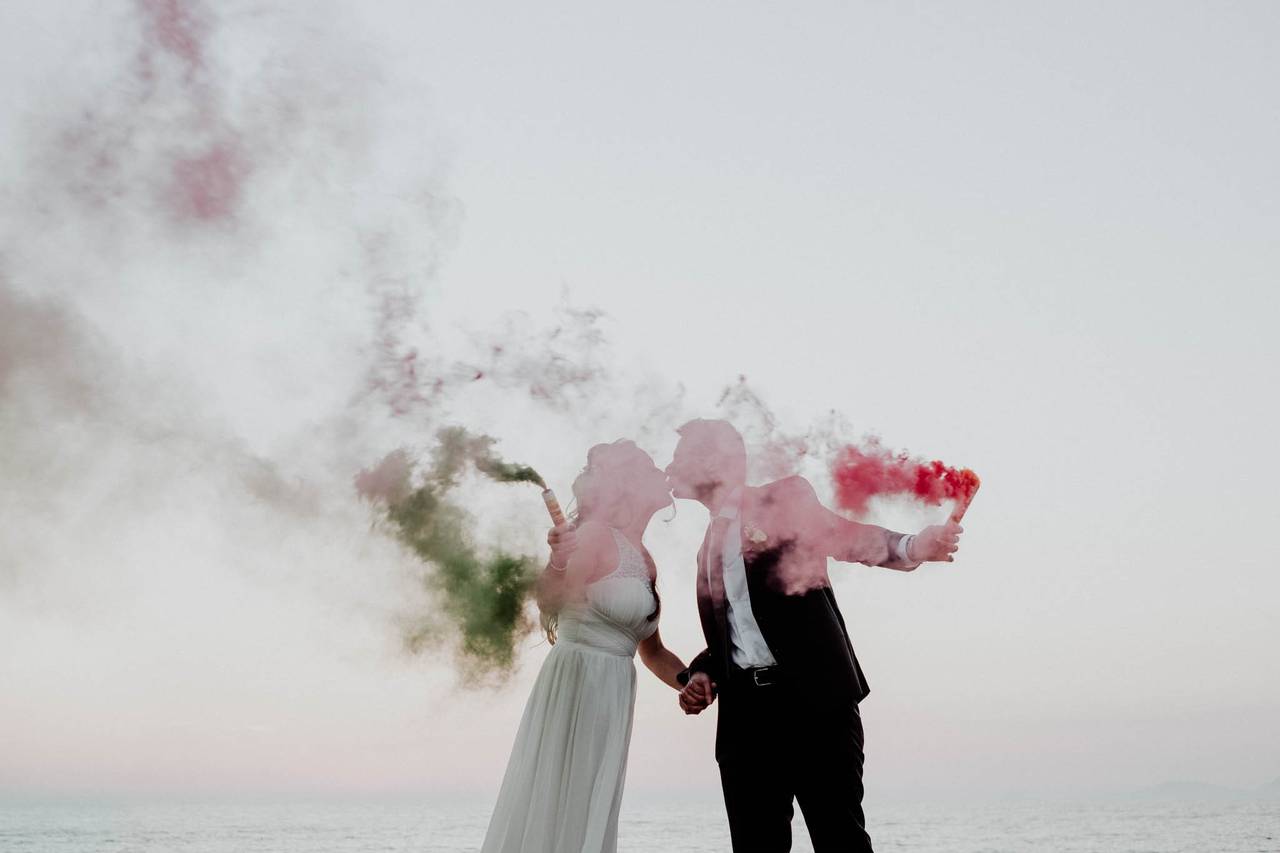 Smoke bomb: la nuvola di fumo colorato che fa tendenza nei matrimoni