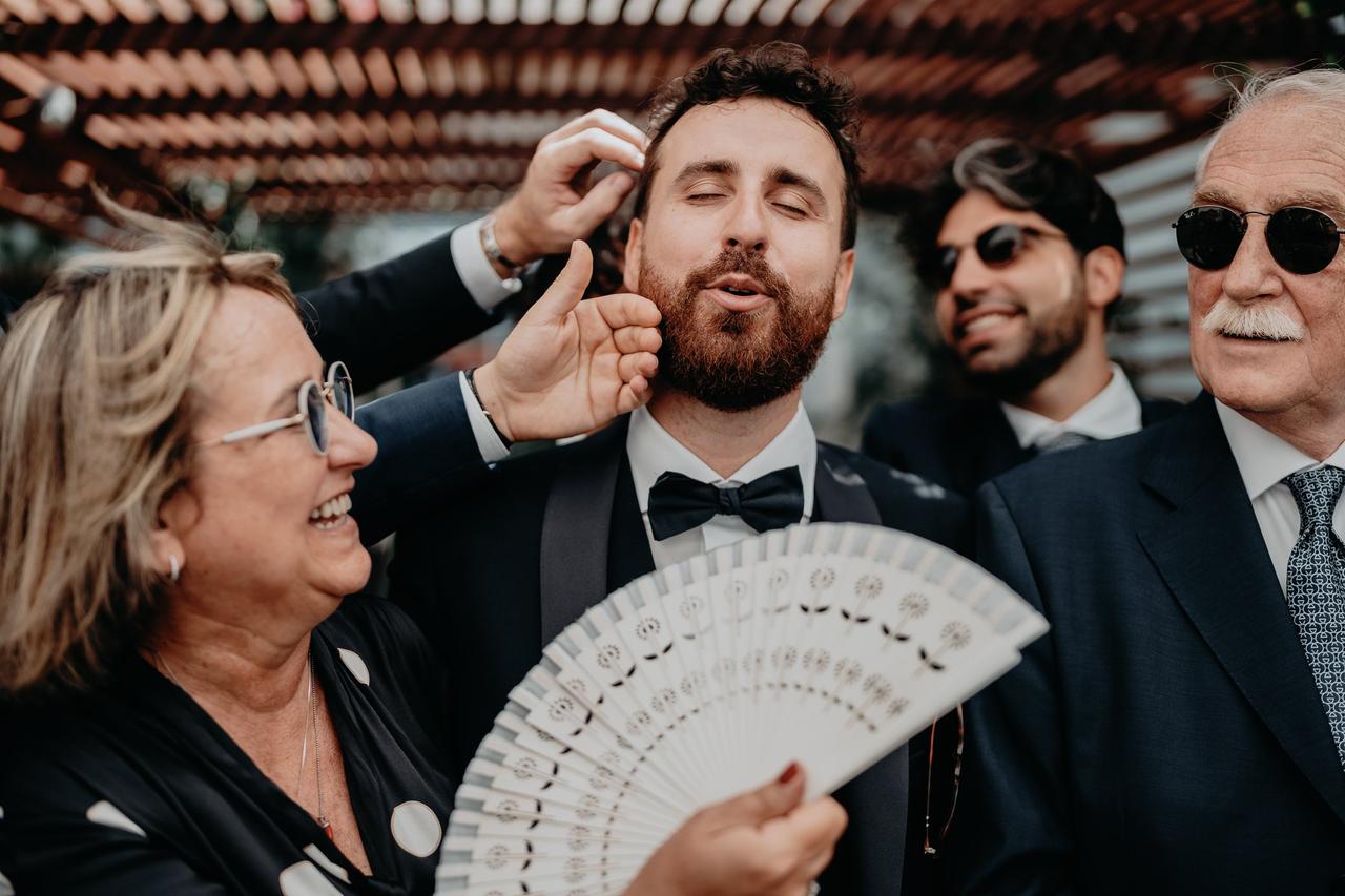 amici che accarezzano la barba dello sposo