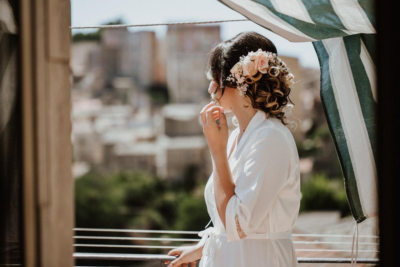 acconciatura laterla esemiraccolto con fiori sposa