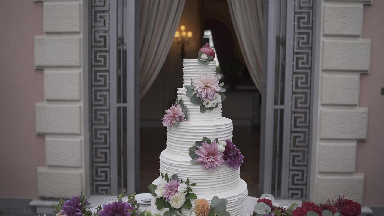 torta nuziale autunnale con melagrana