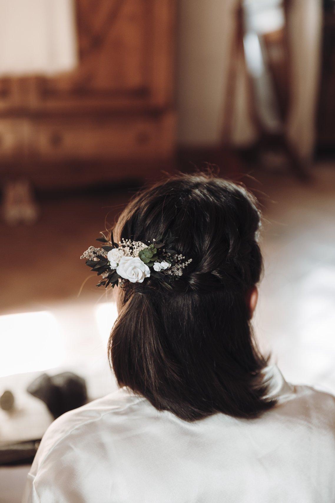 acconciatura sposa minimal con piccoli fiori- stili matrimonio