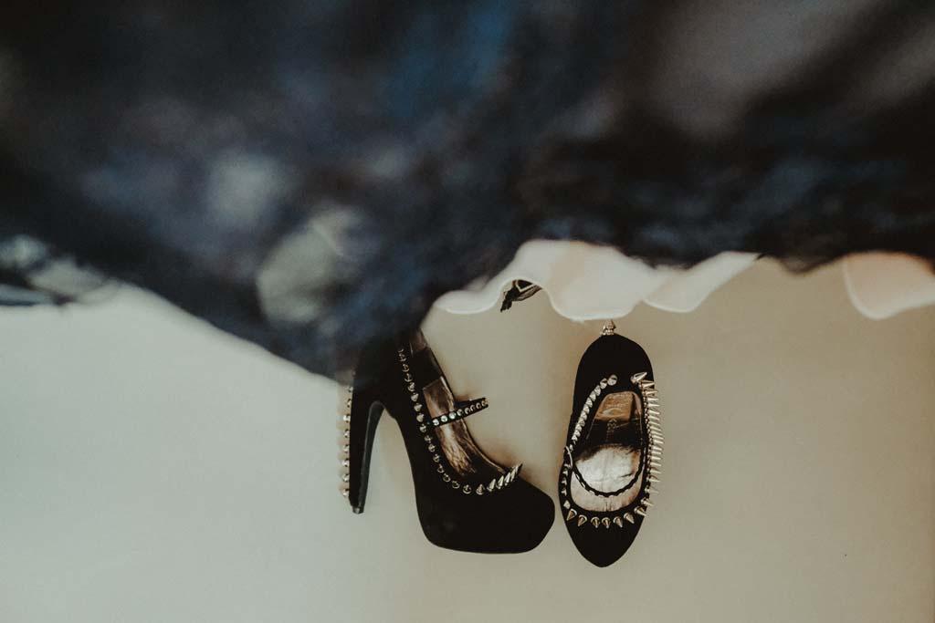 scarpe gotiche nere con borchie