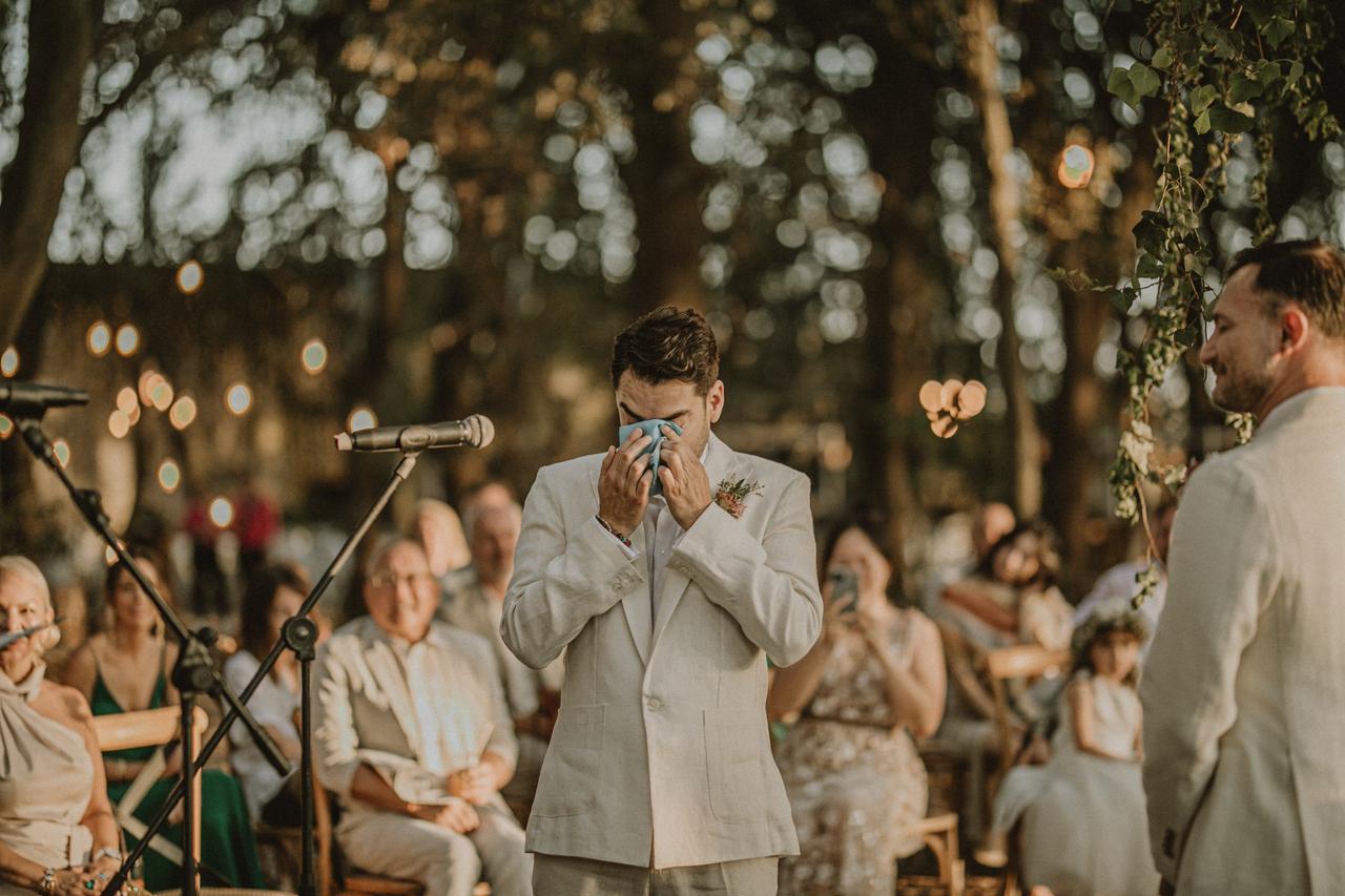 sposo che si commuove durante il discorso matrimonio