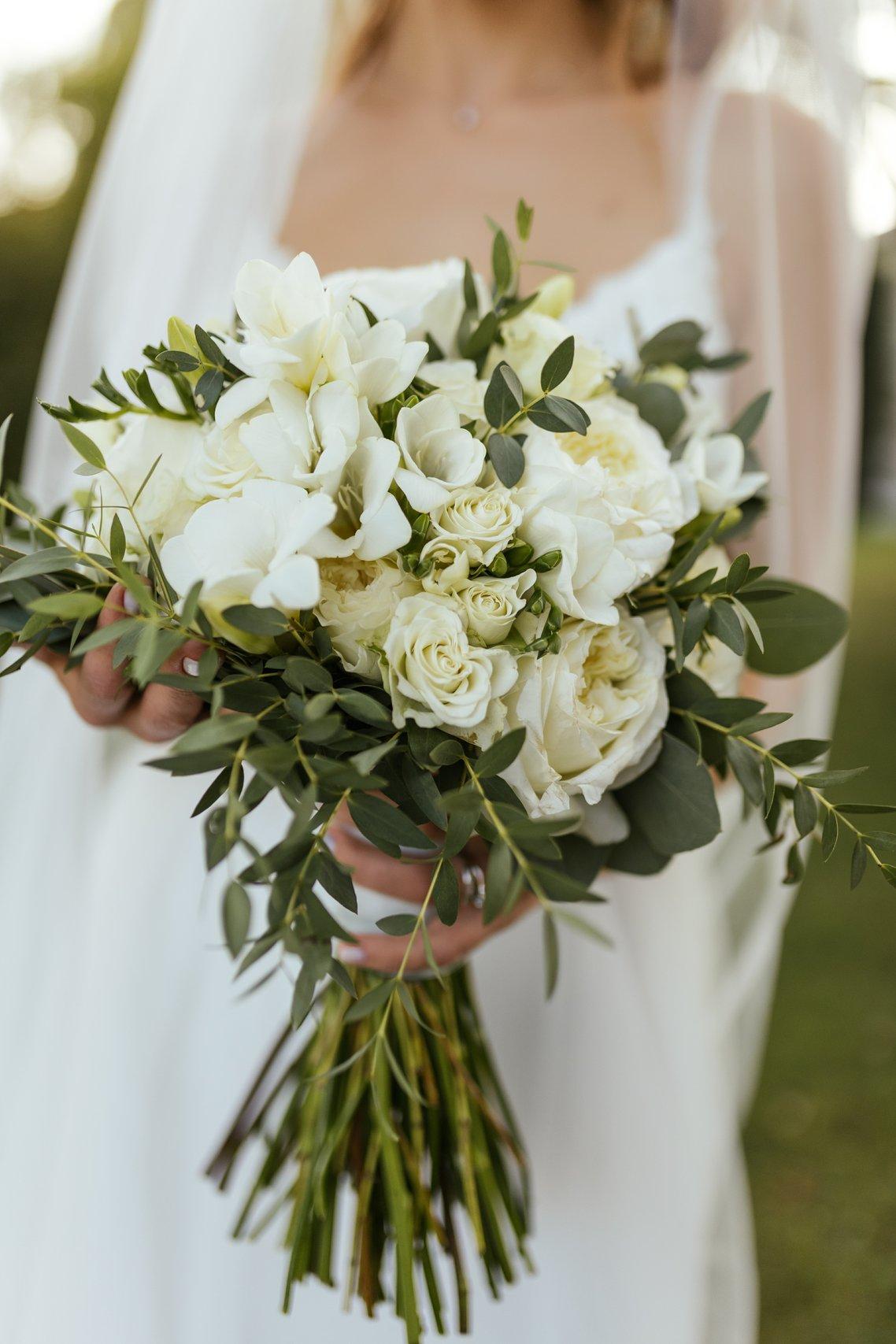 bouquet autunnale con fiori bianchi