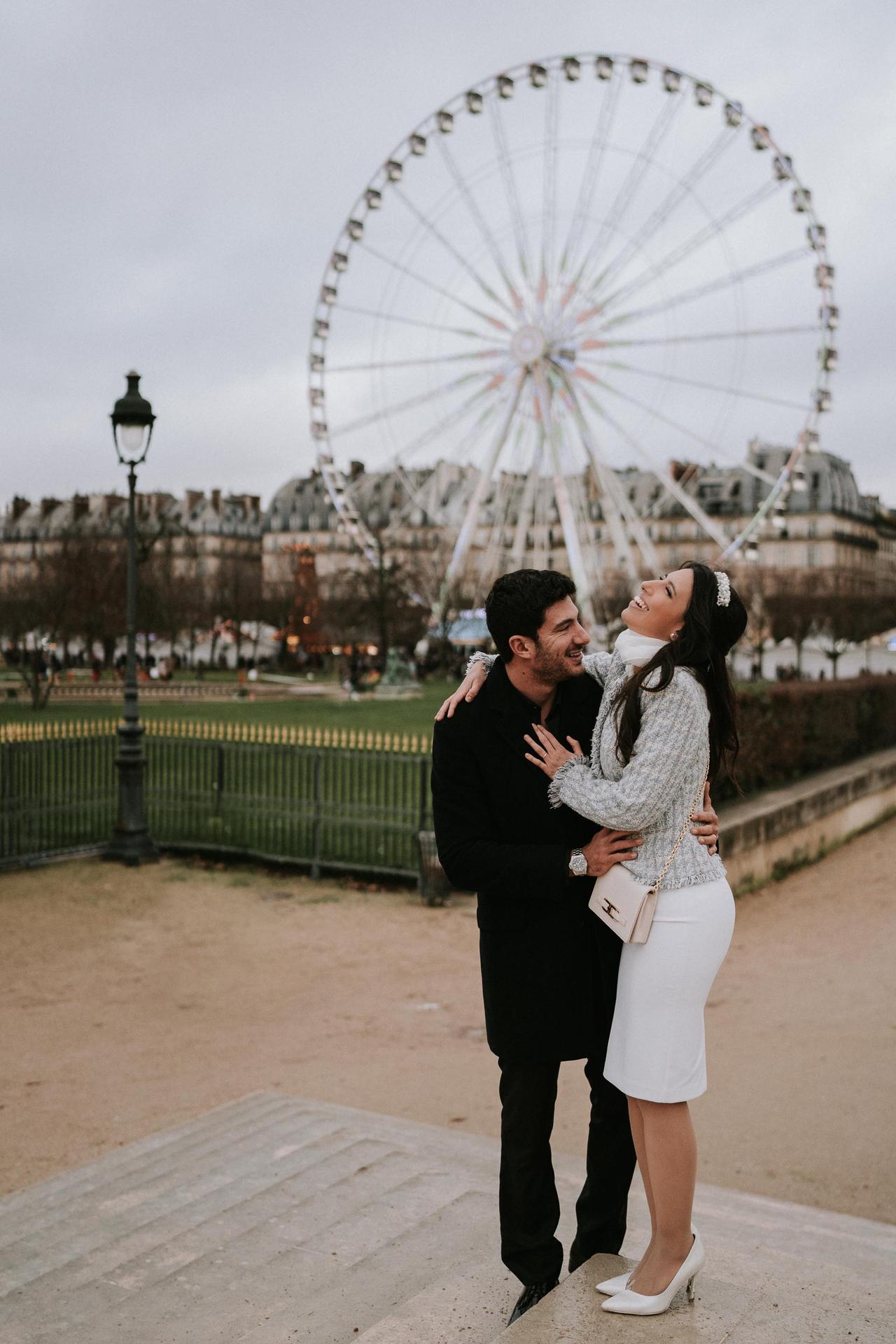 sposi a Parigi davanti a una ruota panoramica
