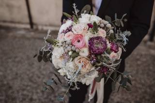 bouquet sposa invernale con bacche e ranuncoli