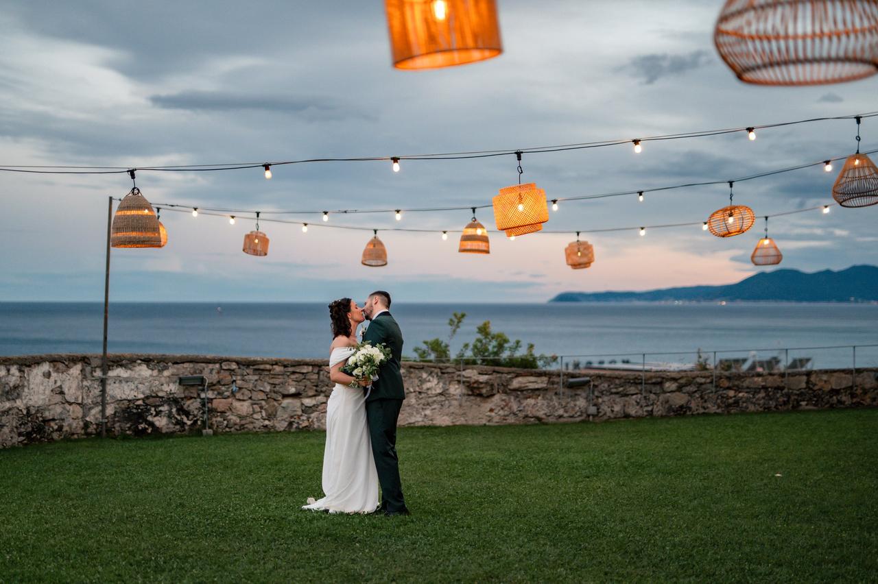 lampade appese in giardino matrimonio