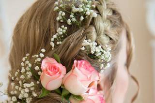 raccolto sposa laterale con chignon e fiori