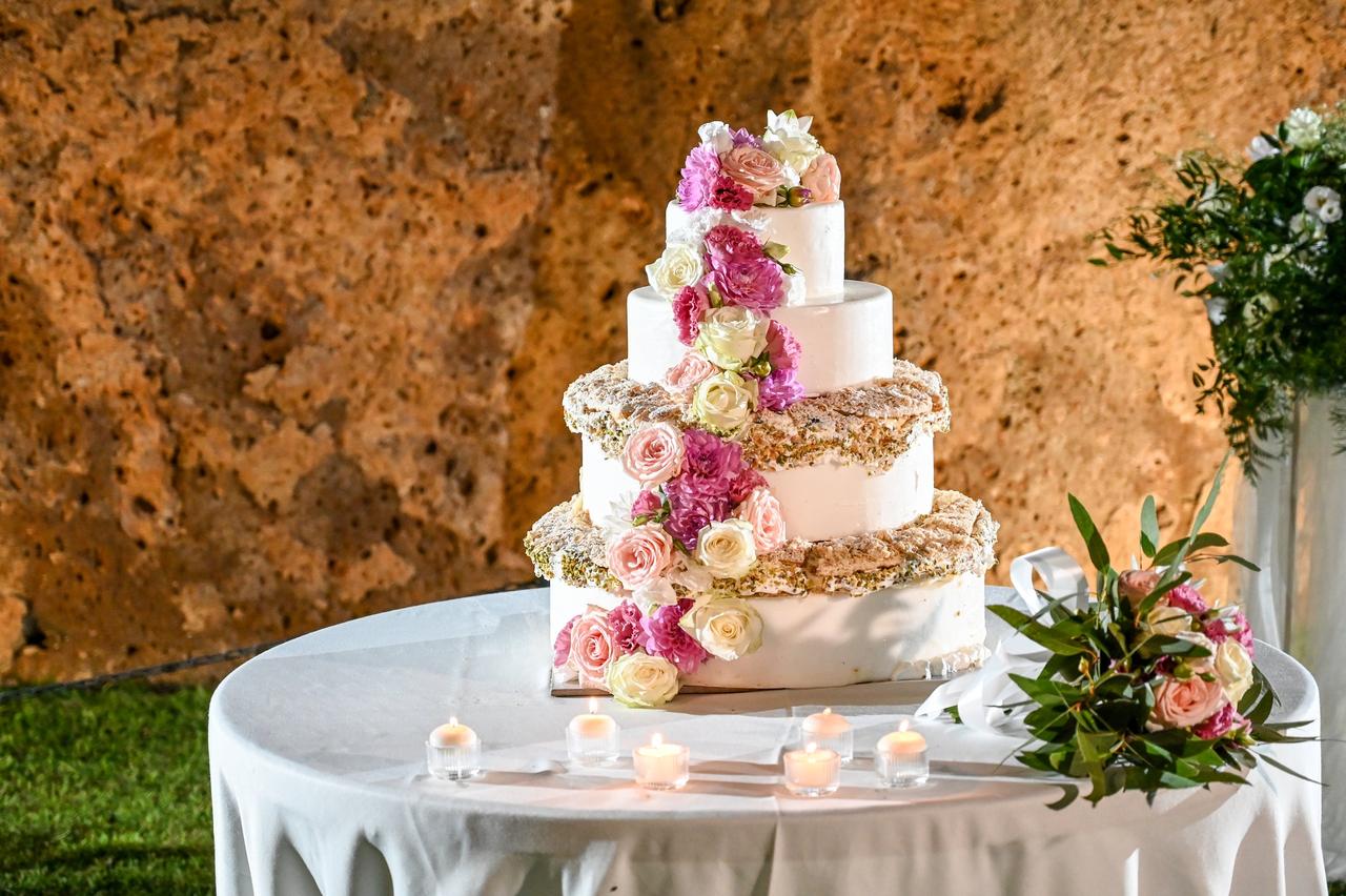 Torte nuziali con fiori