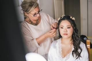 semiraccolto con fiori sposa in fase di preparazione