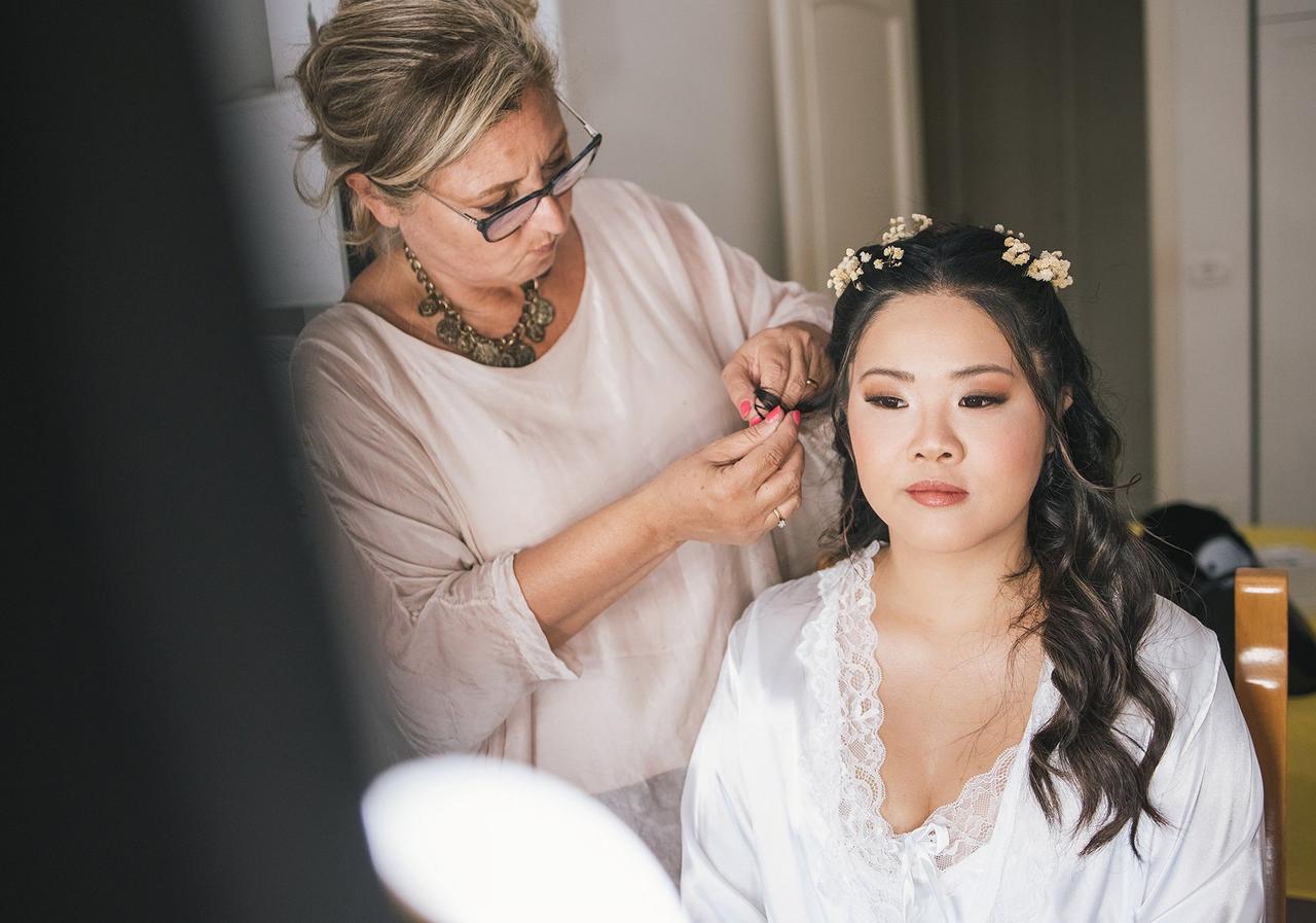 semiraccolto con fiori sposa in fase di preparazione