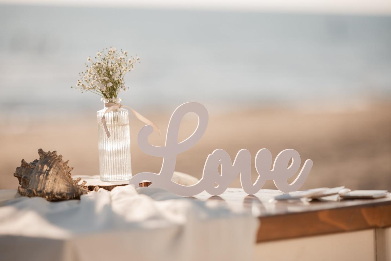scritta in legno love e conchiglia come decorazioni tavolo sulla spiaggia- sposarsi al mare 