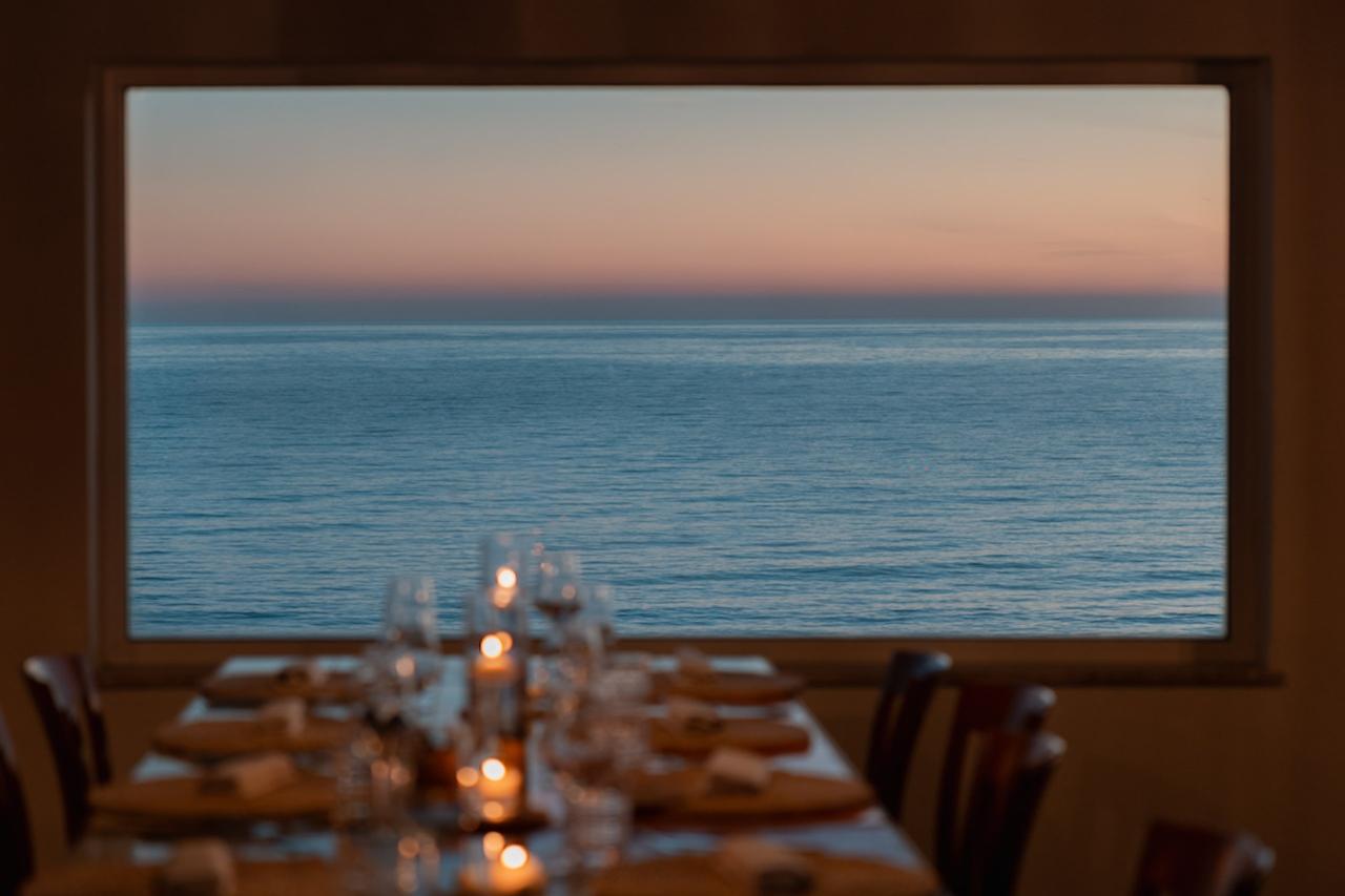 tavolo vista mare nella sala interna- sposarsi al mare