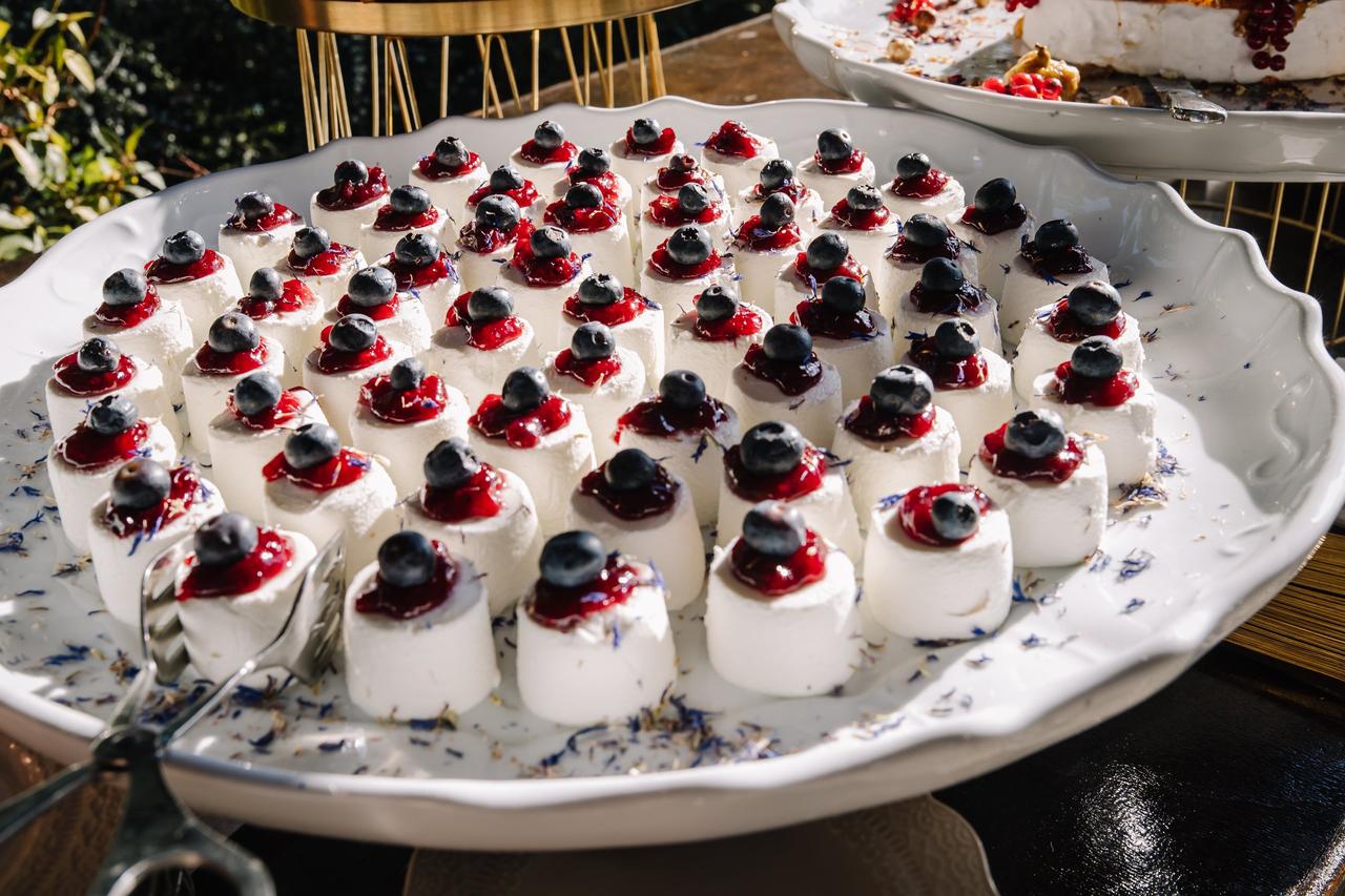 antipasti matrimonio con ricottine e confettura di frutti rossi