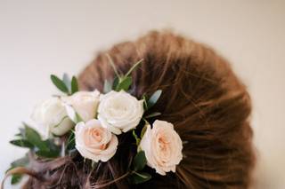 pettinatura laterale semiraccolto con fiori sposa