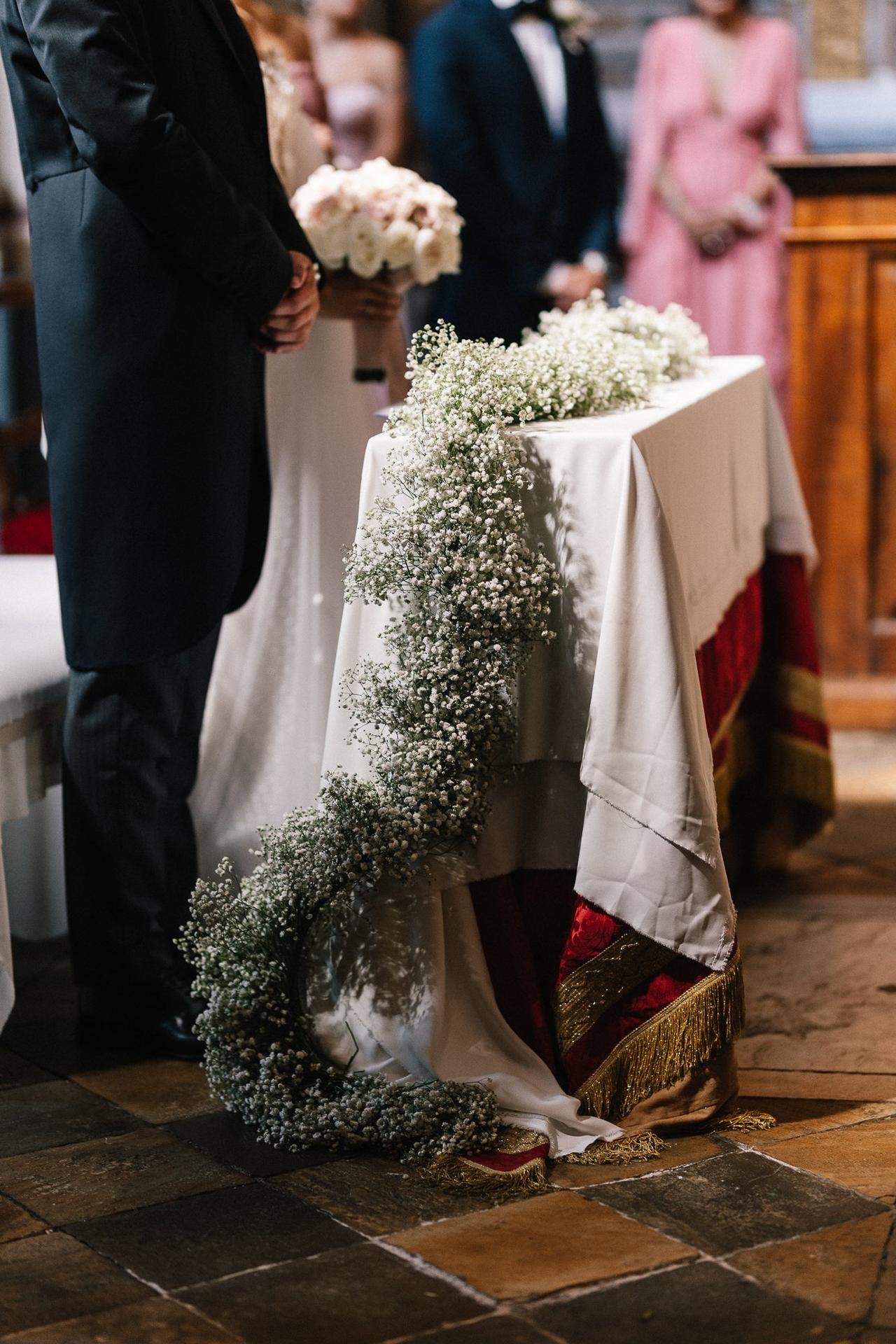 banchetto sposi chiesa decorato con gypsophila