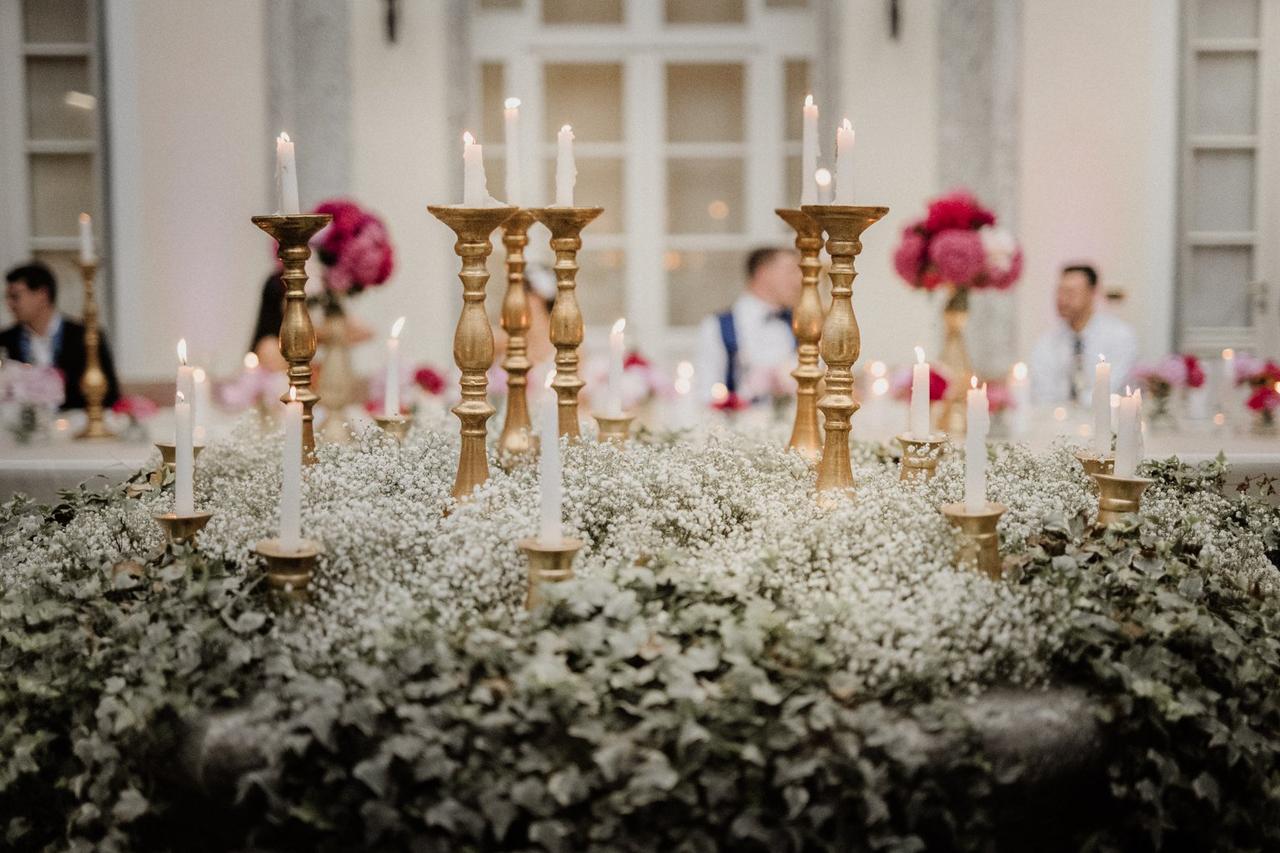 centrotavola con candelabri e fiori rosa