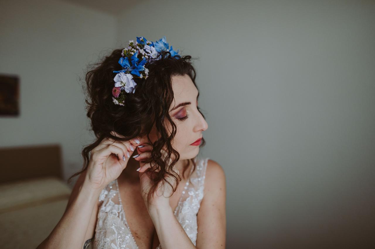 acconciatura sposa ricci naturali con fiori blu