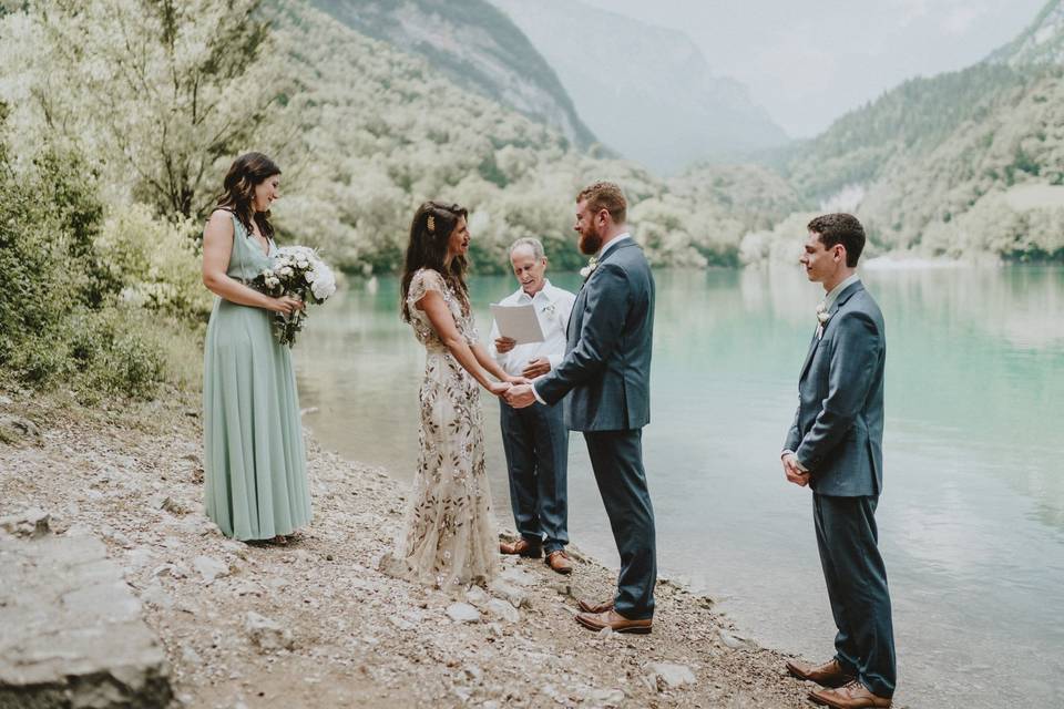 coppia di sposi con due testimoni durante cerimonia nuziale sul lago