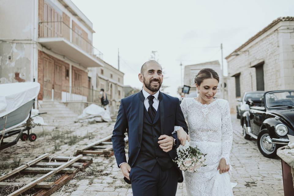 sposo e sposa che camminano per strada