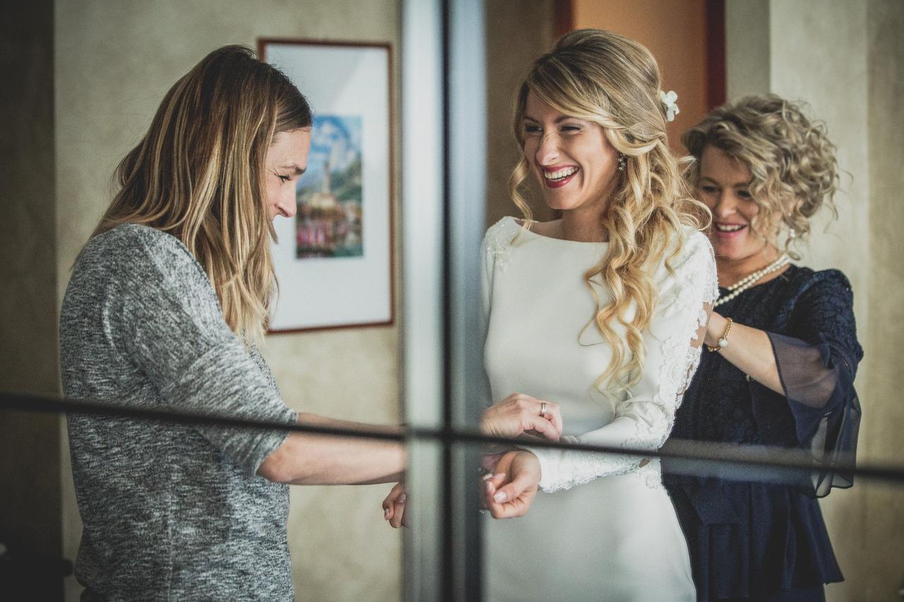 acconciatura per sposa con capelli ricci semiraccolta