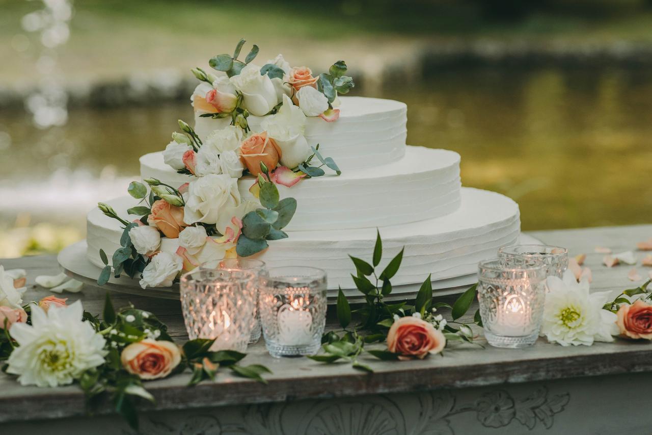 Torta di matrimonio a piani con fiori in pasta di zucchero