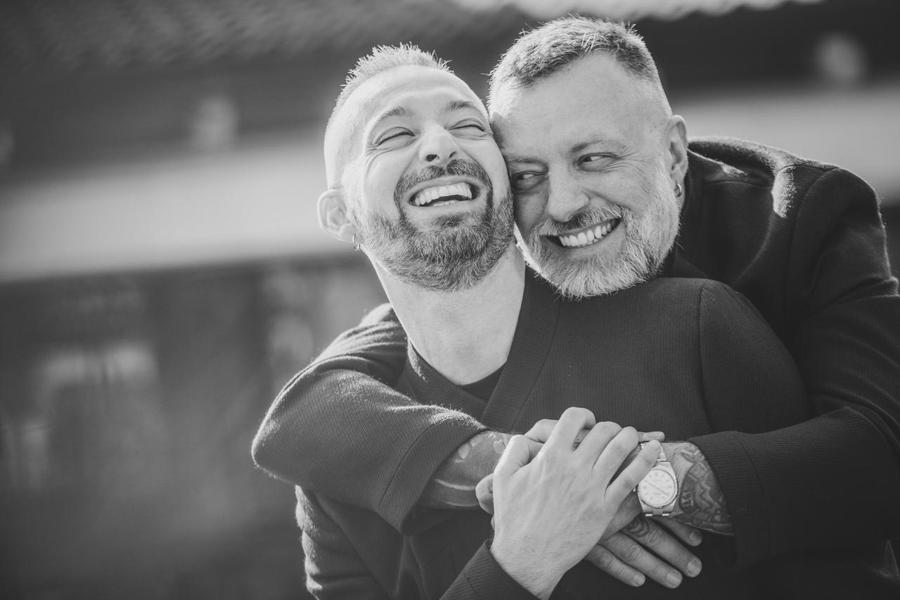 due uomini che si scambiano dolci effusioni