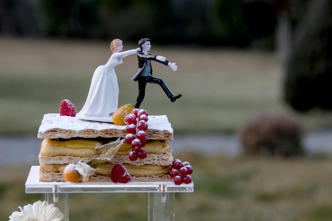 Cake topper per la torta nuziale: le 35 figure più originali