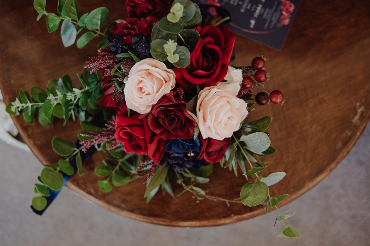 bouquet di fiori rossi e foglie